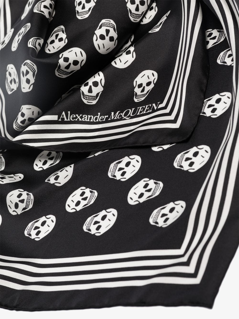 Alexander Mcqueen Scarves Hats & Gloves UNI Alexander McQueen Scarfs Black Alexander McQueen Scarfs Black Brand